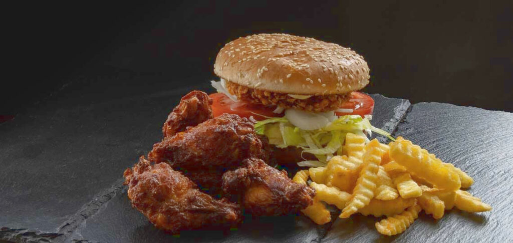 Bürger mit Pommes und Chicken Wings