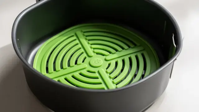 Verschiedene Materialien für Airfryer-Einlagen optimal nutzen mit Silikon und Backpapier