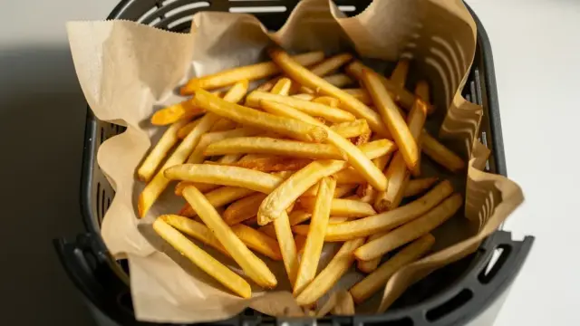 Backpapier in der Heißluftfritteuse bietet Vorteile und Nachteile für die Zubereitung