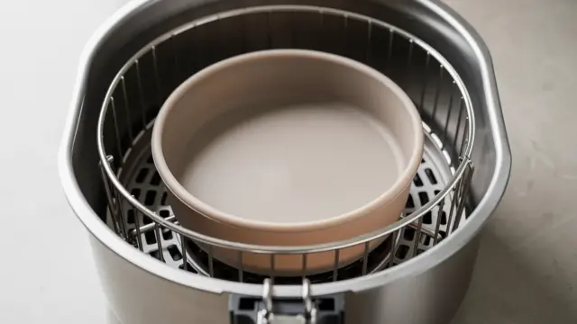 Einlage für Heißluftfritteuse in passender Größe zur optimalen Zubereitung von Speisen