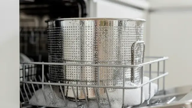 Heißluftfritteuse Frittierkorb und Grillrost in der Spülmaschine reinigen