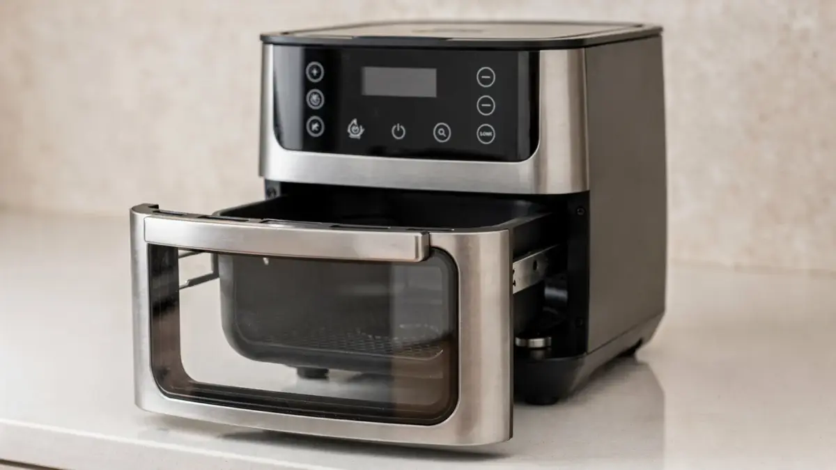 Korb-Heißluftfritteuse mit Sichtfenster auf einer Küchenarbeitsfläche für den Artikel zum Airfryer-Sichtfenster