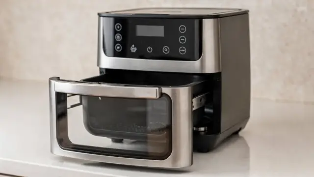 Korb-Heißluftfritteuse mit Sichtfenster auf einer Küchenarbeitsfläche für den Artikel zum Airfryer-Sichtfenster