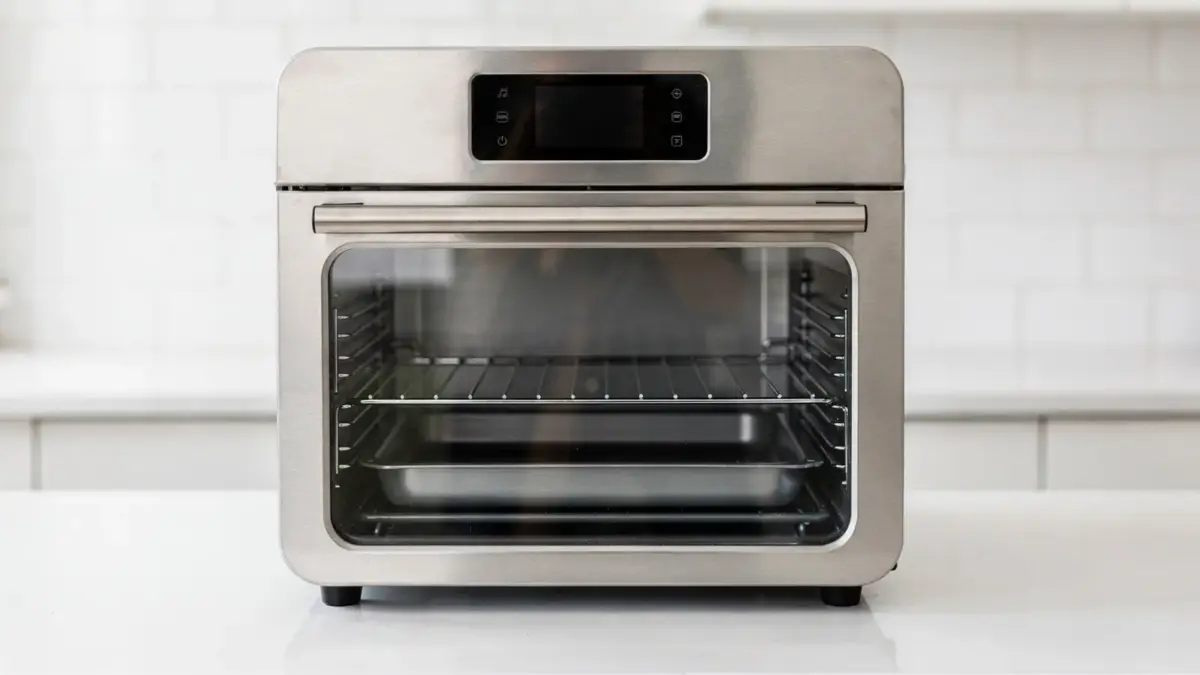 Backofen-Design-Heißluftfritteuse in moderner Küche mit Zubehör und Bedienfeld