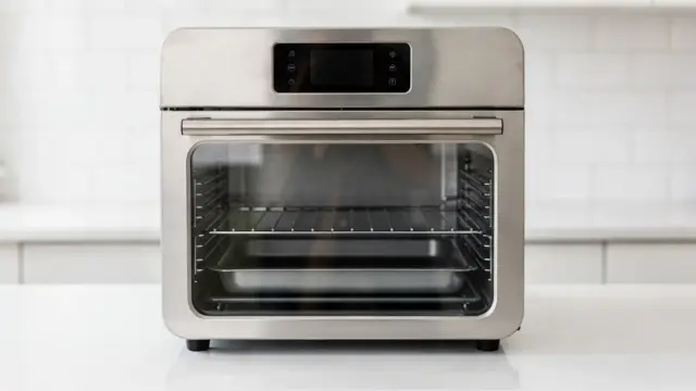 Backofen-Design-Heißluftfritteuse in moderner Küche mit Zubehör und Bedienfeld